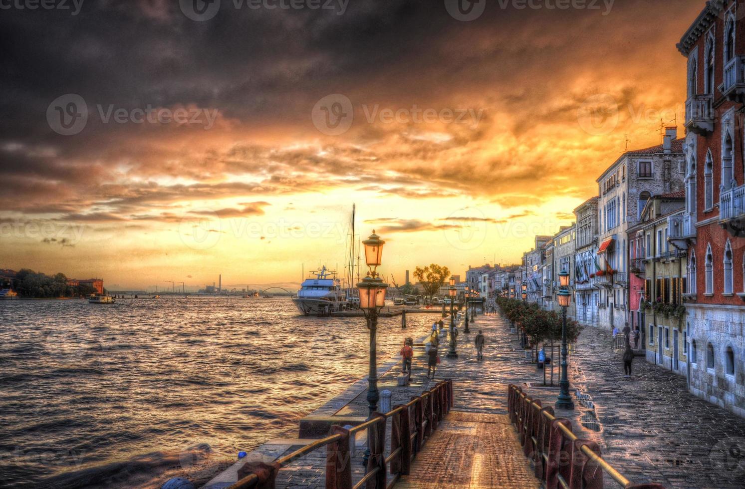 hermosa puesta de sol en la orilla del mar mediterráneo, venecia, italia hdr foto