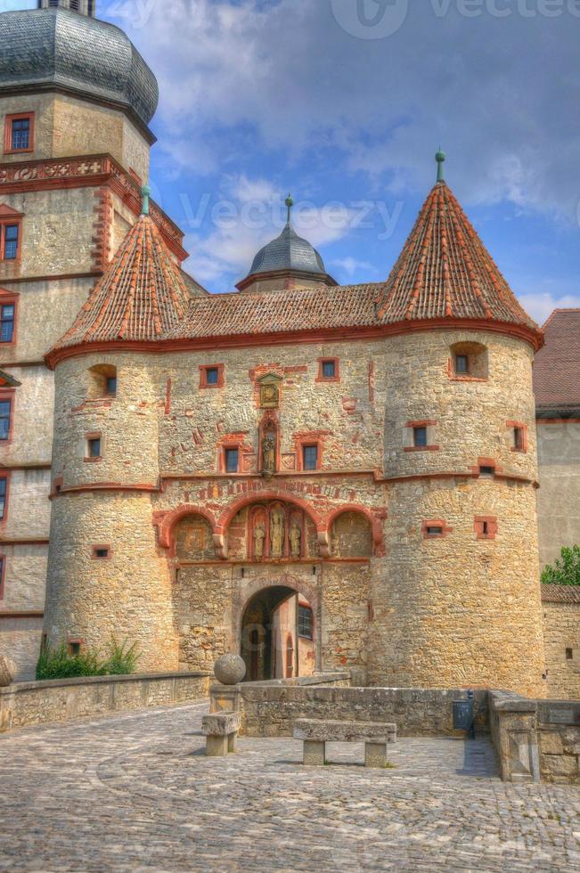 scherenbergtor en el castillo de la fortaleza de marienberg, wurzburg, bayern foto