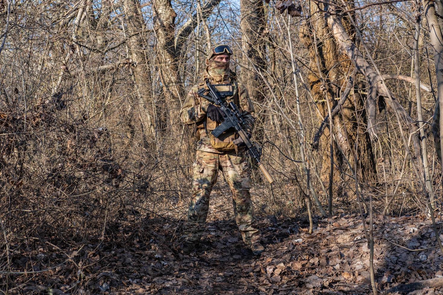 soldado moderno masculino en el bosque de otoño foto