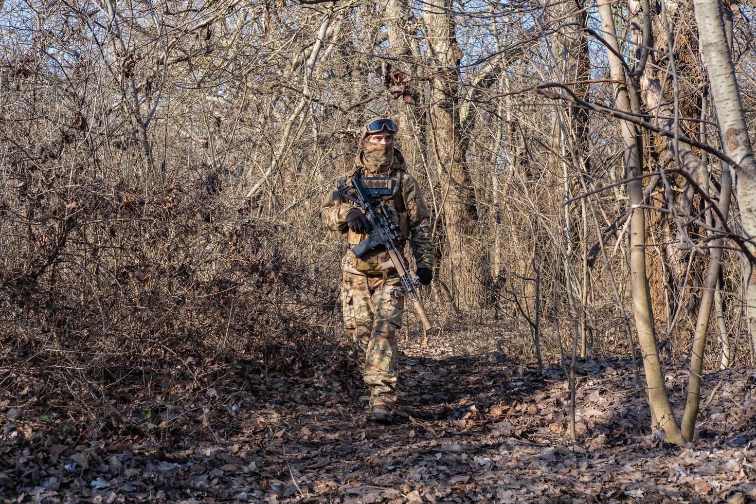 soldado moderno masculino en el bosque de otoño foto