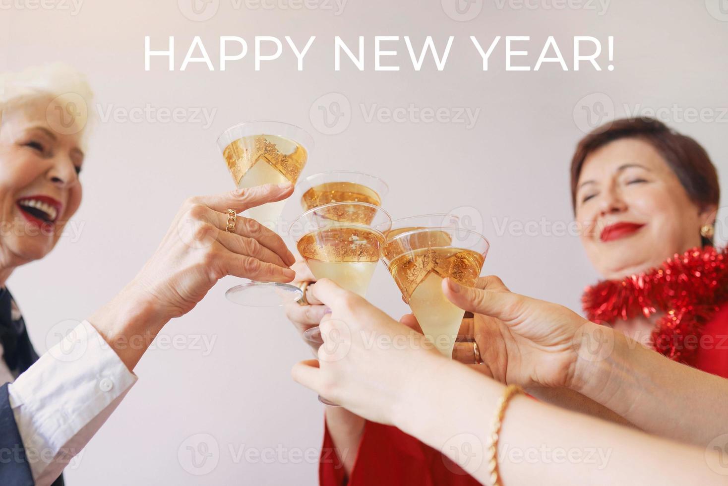 año nuevo celebrando las manos con copas de vino espumoso blanco. navidad, familia, amigos, celebrando, concepto de año nuevo foto