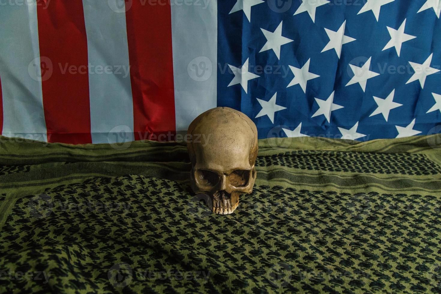 la bandera de los estados unidos de américa y el shemagh y el fondo abstracto del cráneo. foto