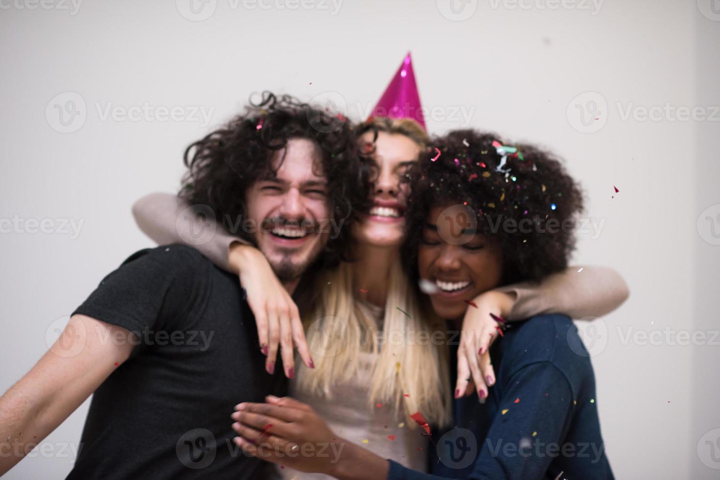 fiesta de confeti grupo multiétnico de personas foto