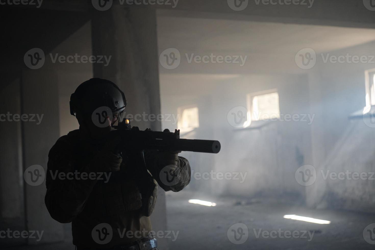 soldado de guerra moderna en el campo de batalla del entorno urbano foto