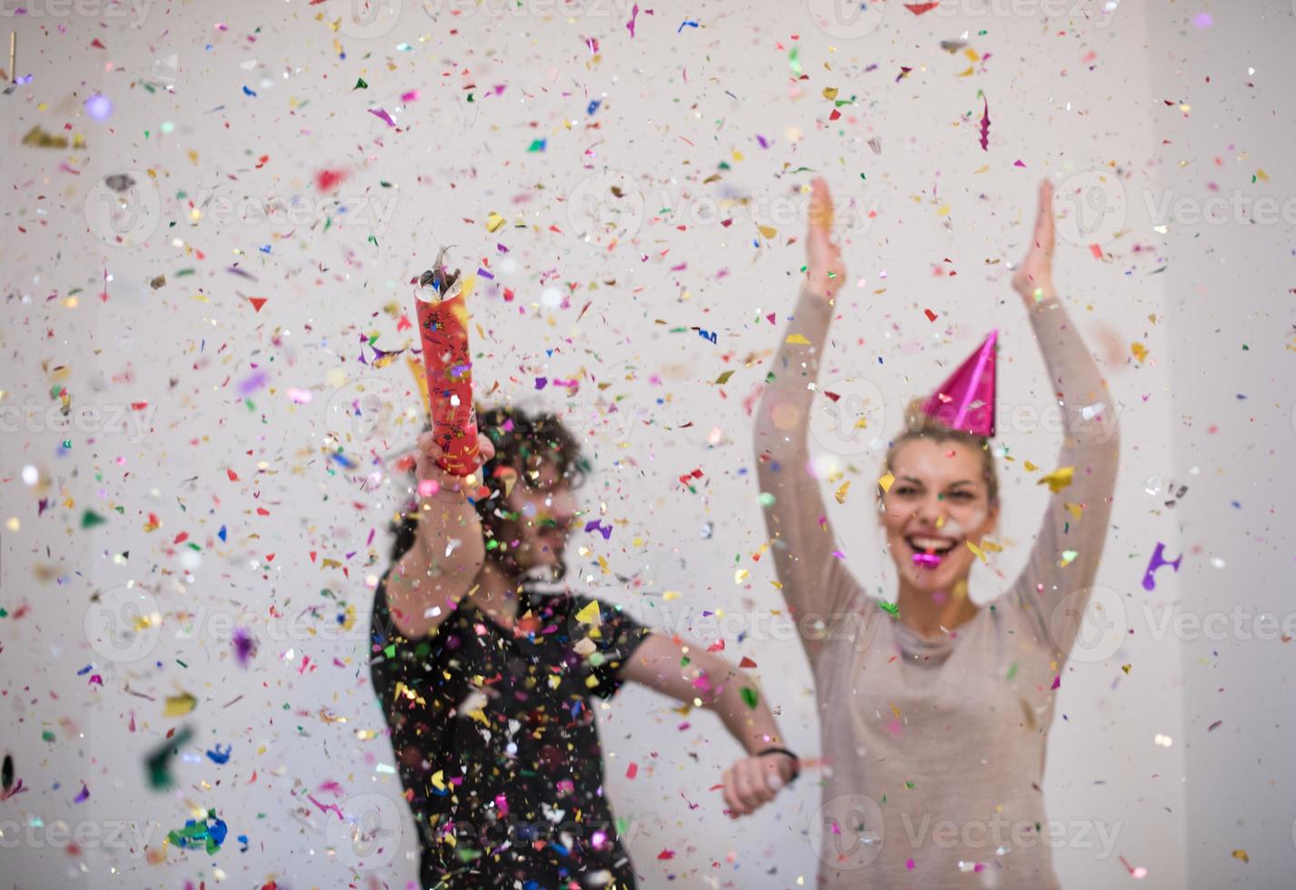 pareja joven romántica celebrando la fiesta con confetti foto