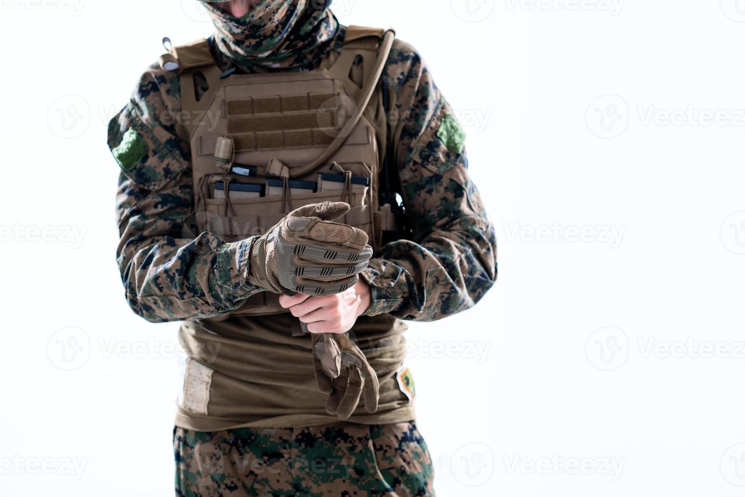 primer plano de las manos del soldado poniendo guantes protectores de batalla foto