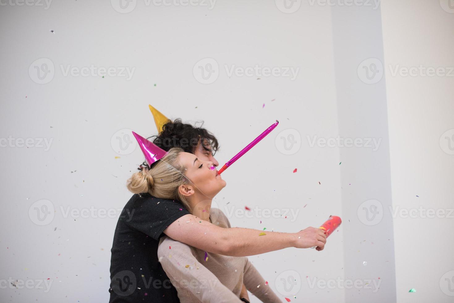 pareja joven romántica celebrando la fiesta con confetti foto