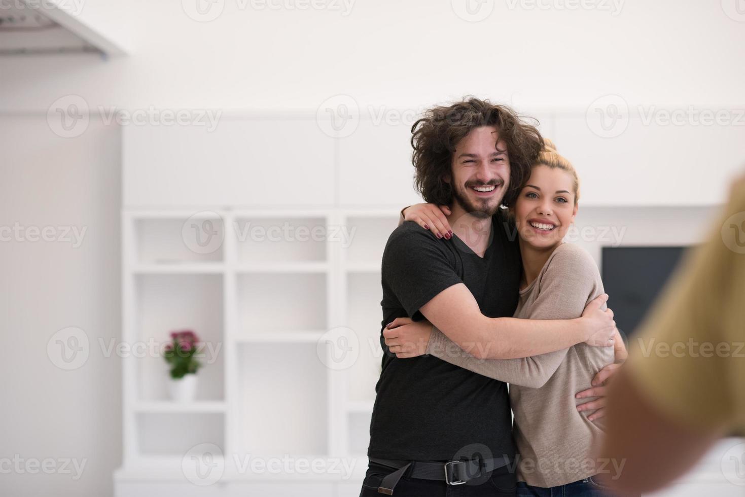 pareja abrazándose en su nuevo hogar foto