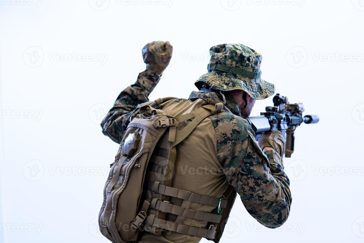 soldado en acción dando órdenes al equipo con señal de mano foto