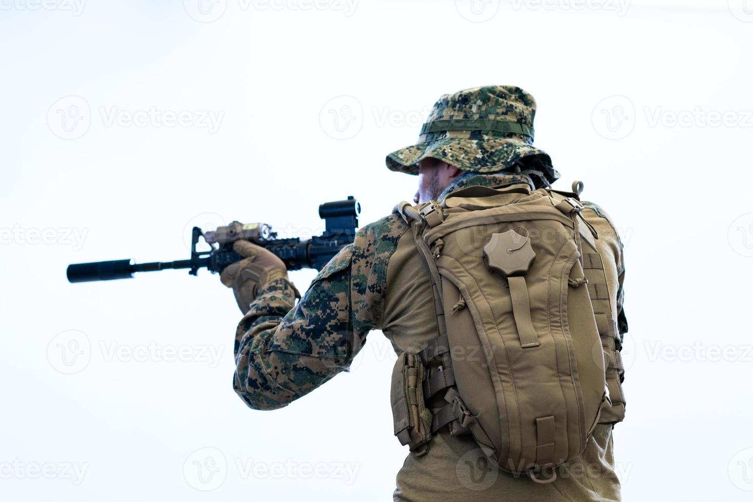 soldado en acción con el objetivo de la vista láser óptica foto