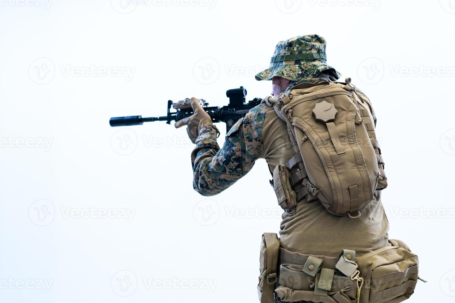 soldado en acción con el objetivo de la vista láser óptica foto