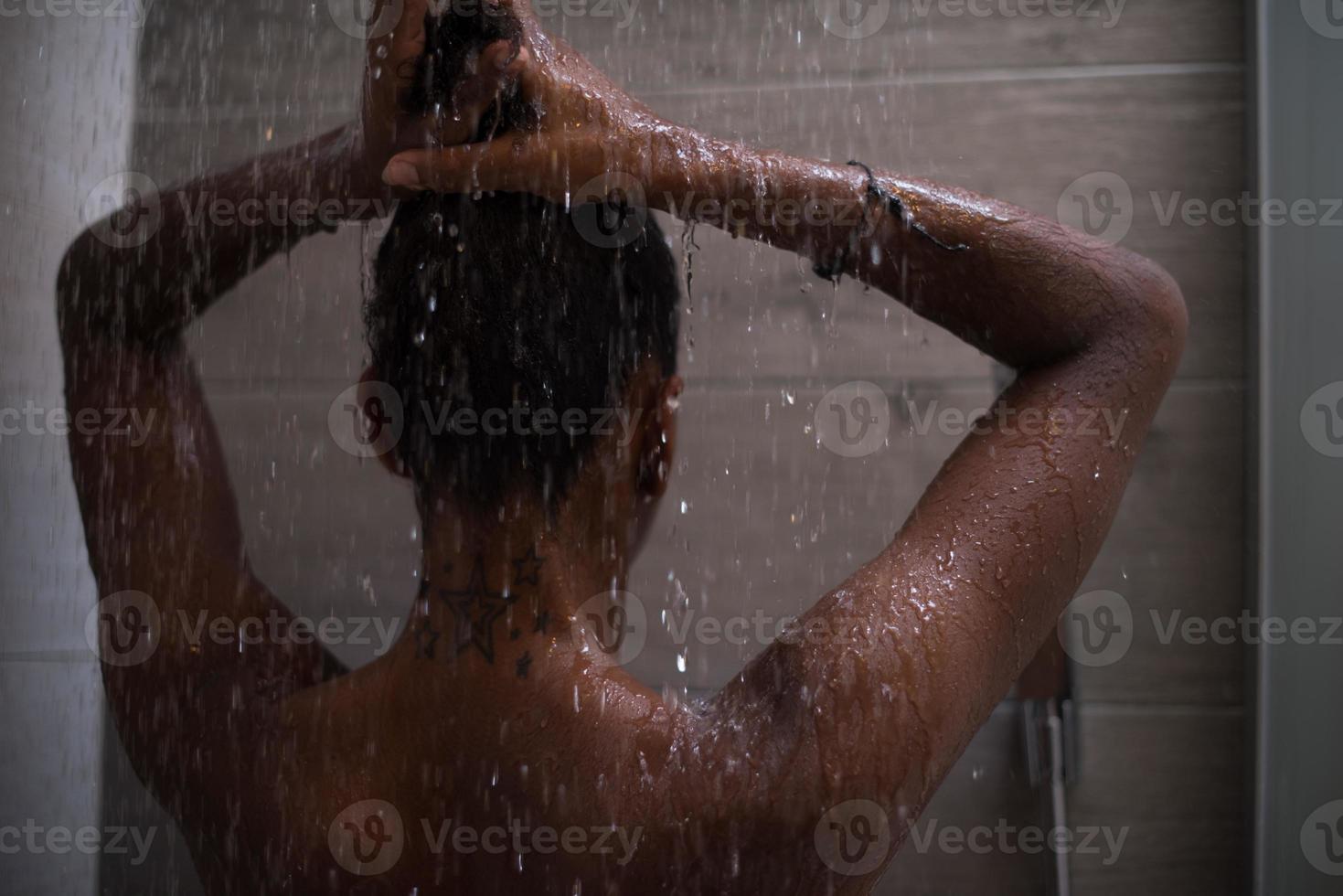 mujer afroamericana en la ducha foto