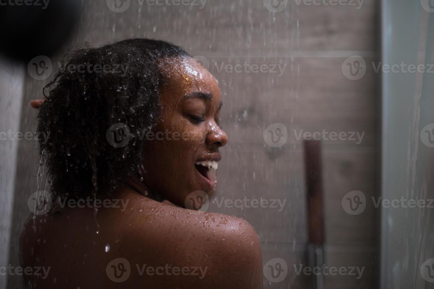 mujer afroamericana en la ducha foto