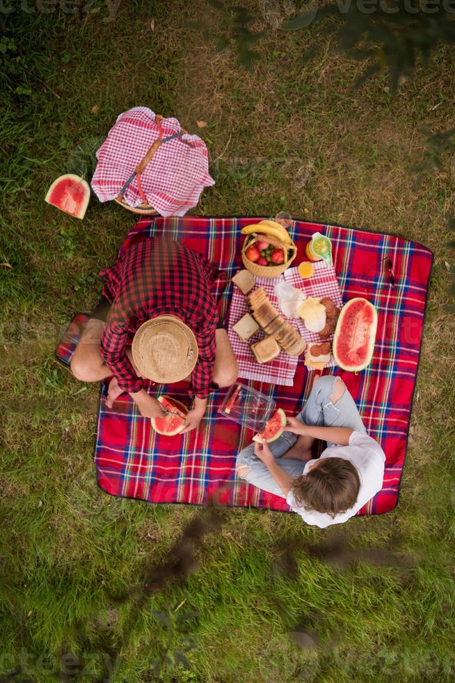 vista superior de la pareja disfrutando del tiempo de picnic foto