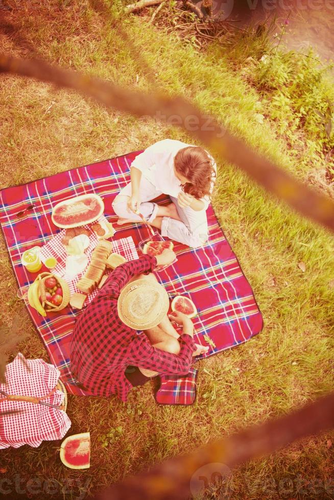 vista superior de la pareja disfrutando del tiempo de picnic foto