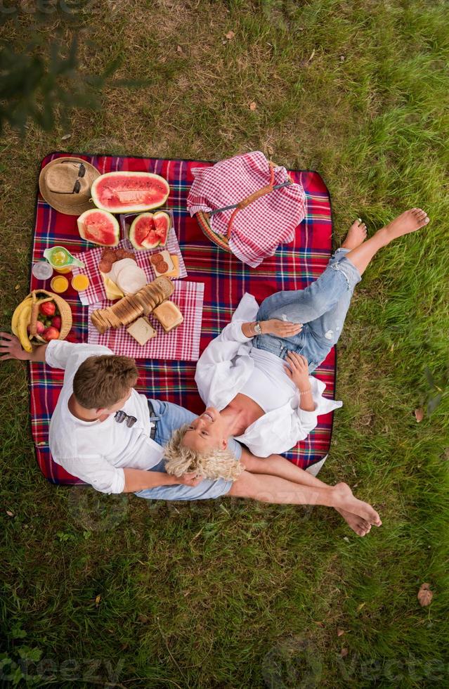 vista superior de la pareja disfrutando del tiempo de picnic foto