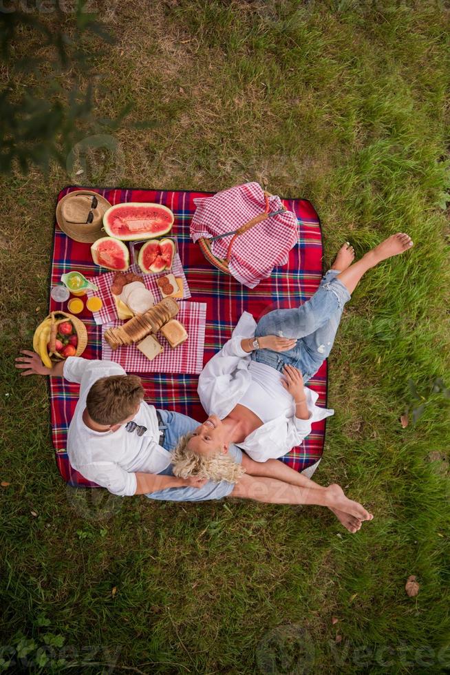 vista superior de la pareja disfrutando del tiempo de picnic foto