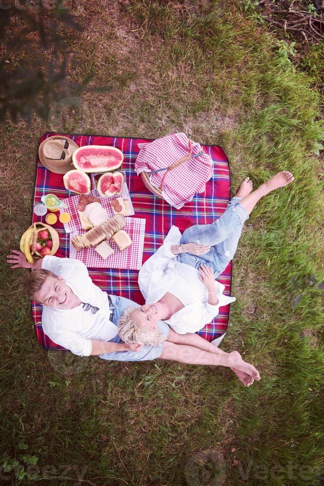 vista superior de la pareja disfrutando del tiempo de picnic foto