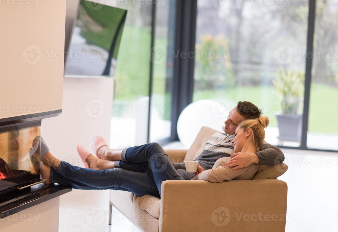 pareja joven frente a la chimenea foto