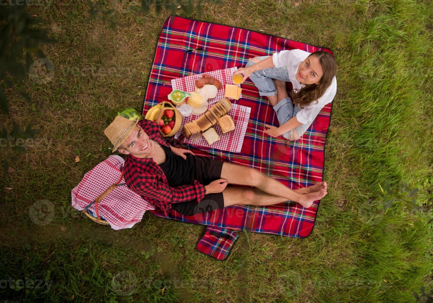 vista superior de la pareja disfrutando del tiempo de picnic foto