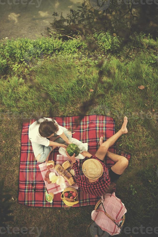 vista superior de la pareja disfrutando del tiempo de picnic foto