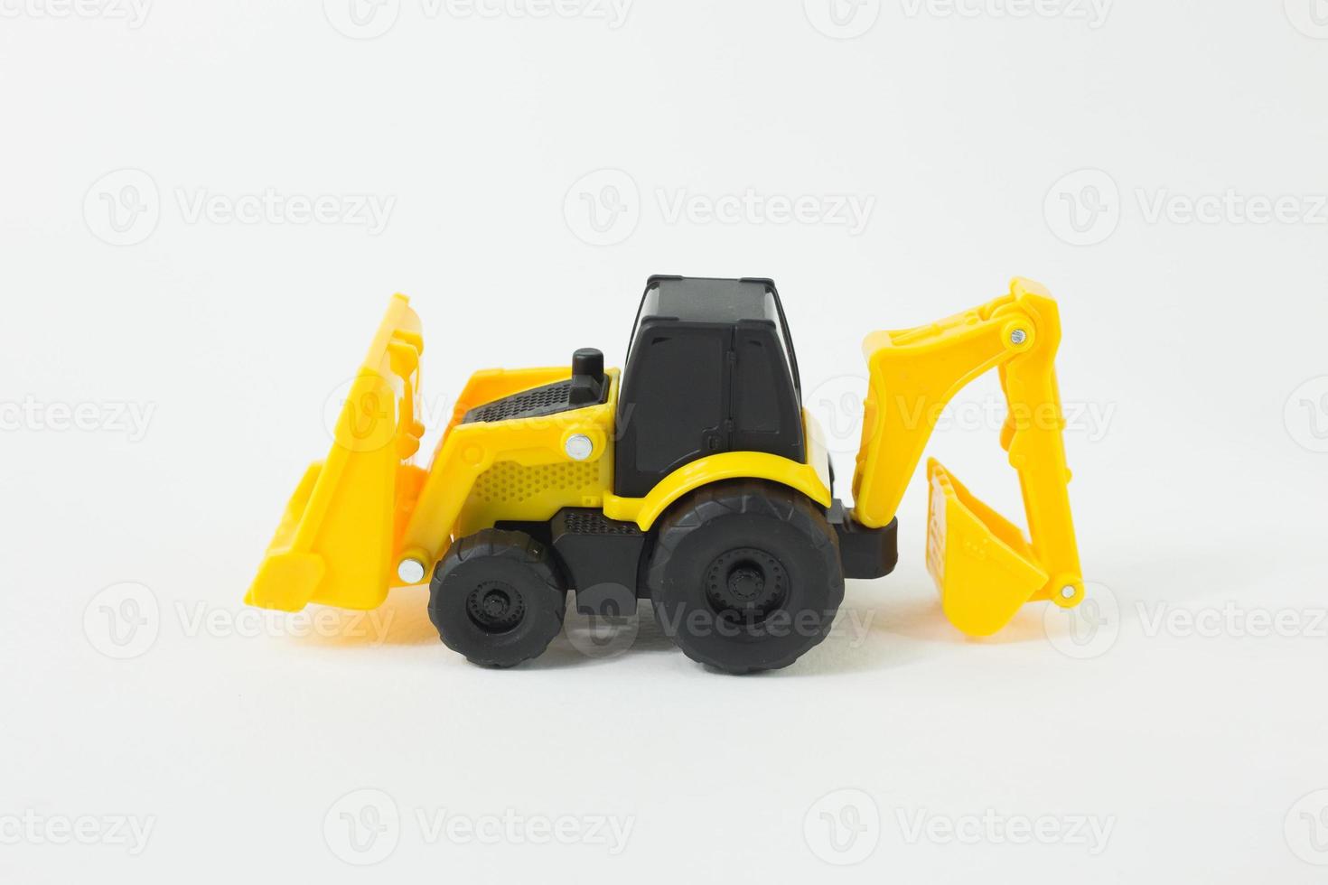 juguete de cargador de tractor amarillo sobre imagen de aislamiento de fondo blanco. foto
