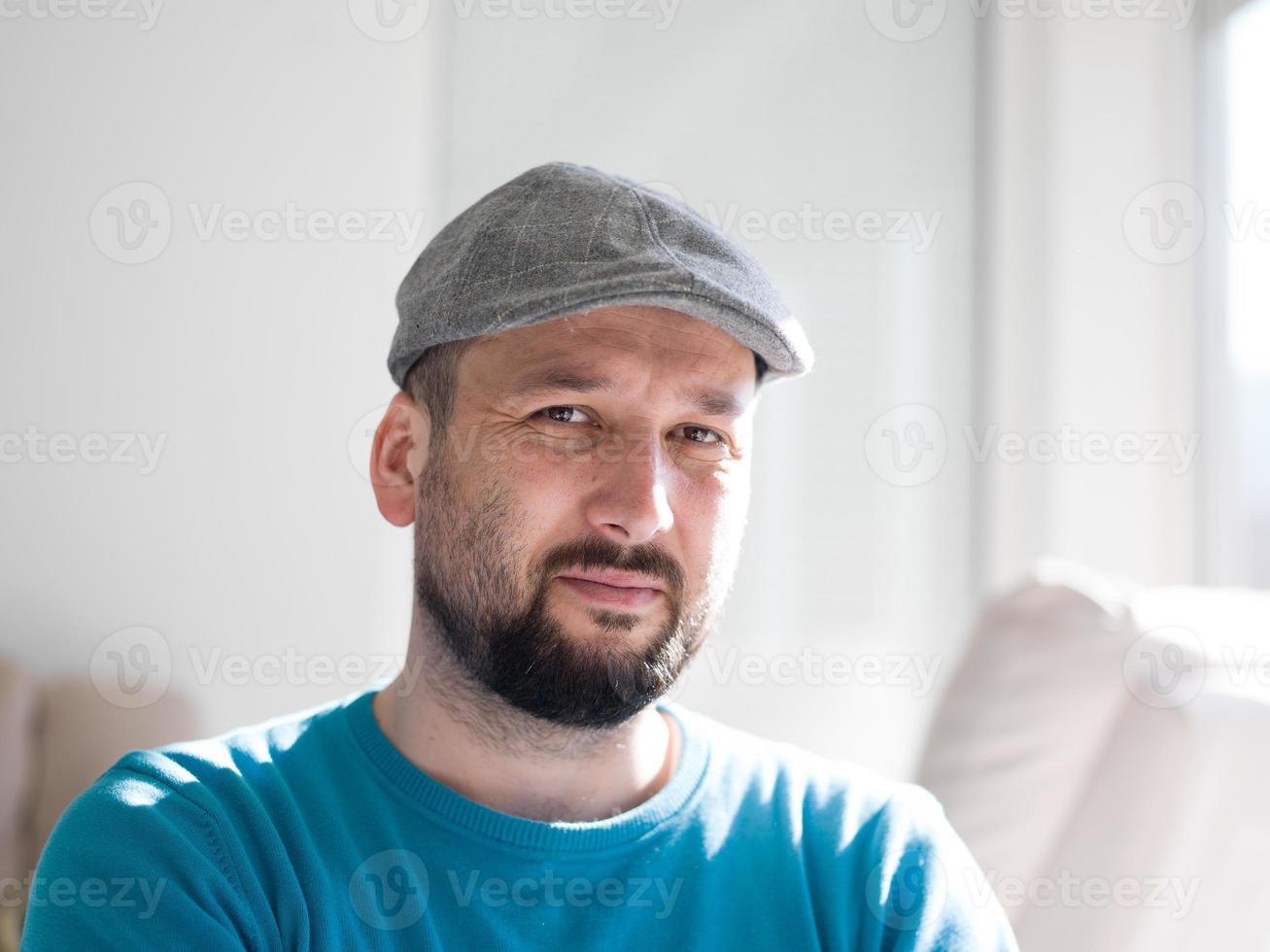 joven feliz relajándose en casa foto