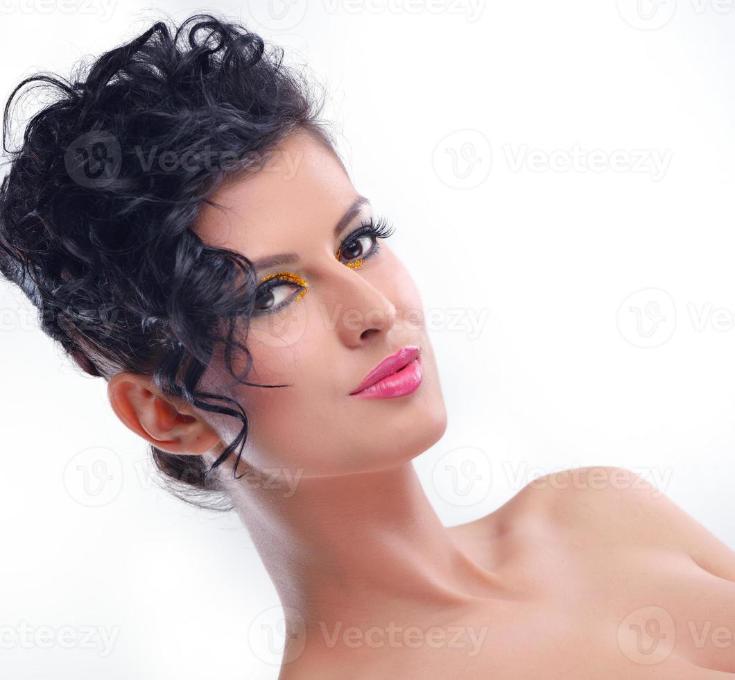 mujer hermosa con maquillaje de lujo foto