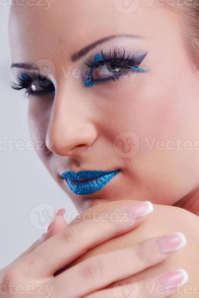 mujer hermosa con maquillaje de lujo foto