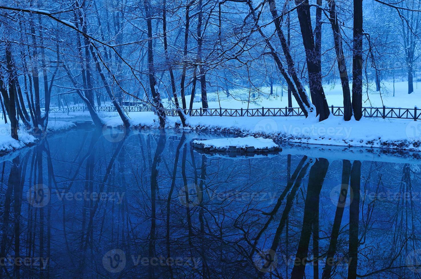 temprano en la mañana en un hermoso día de invierno foto