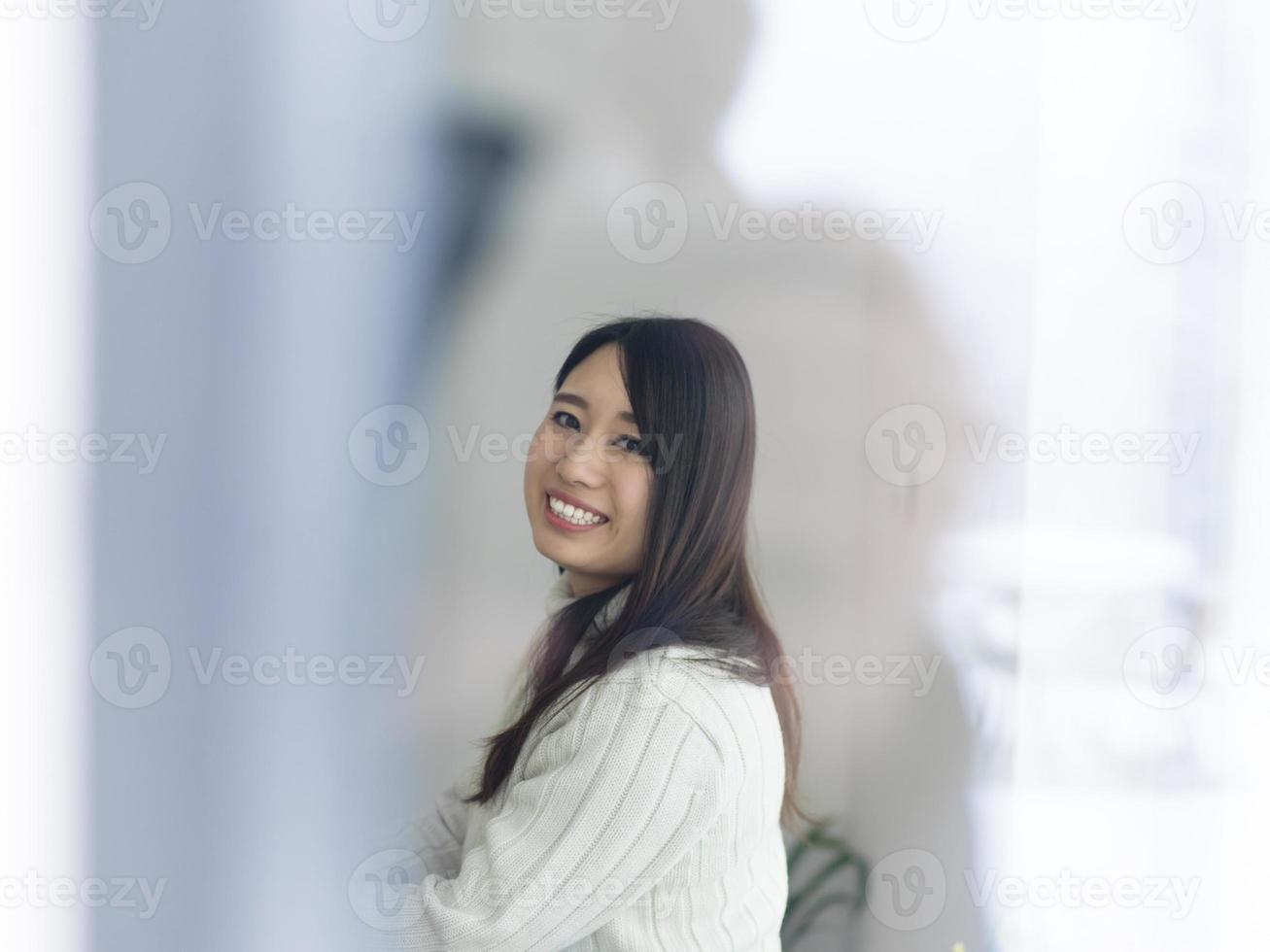 mujer asiática disfrutando en casa foto