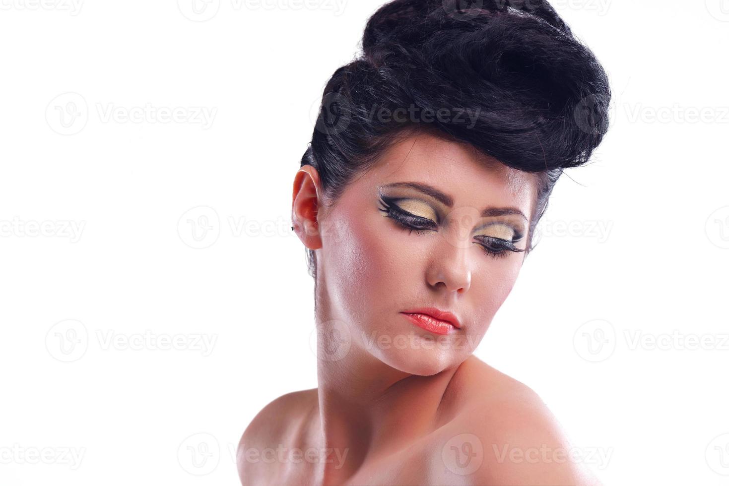 mujer hermosa con maquillaje de lujo foto