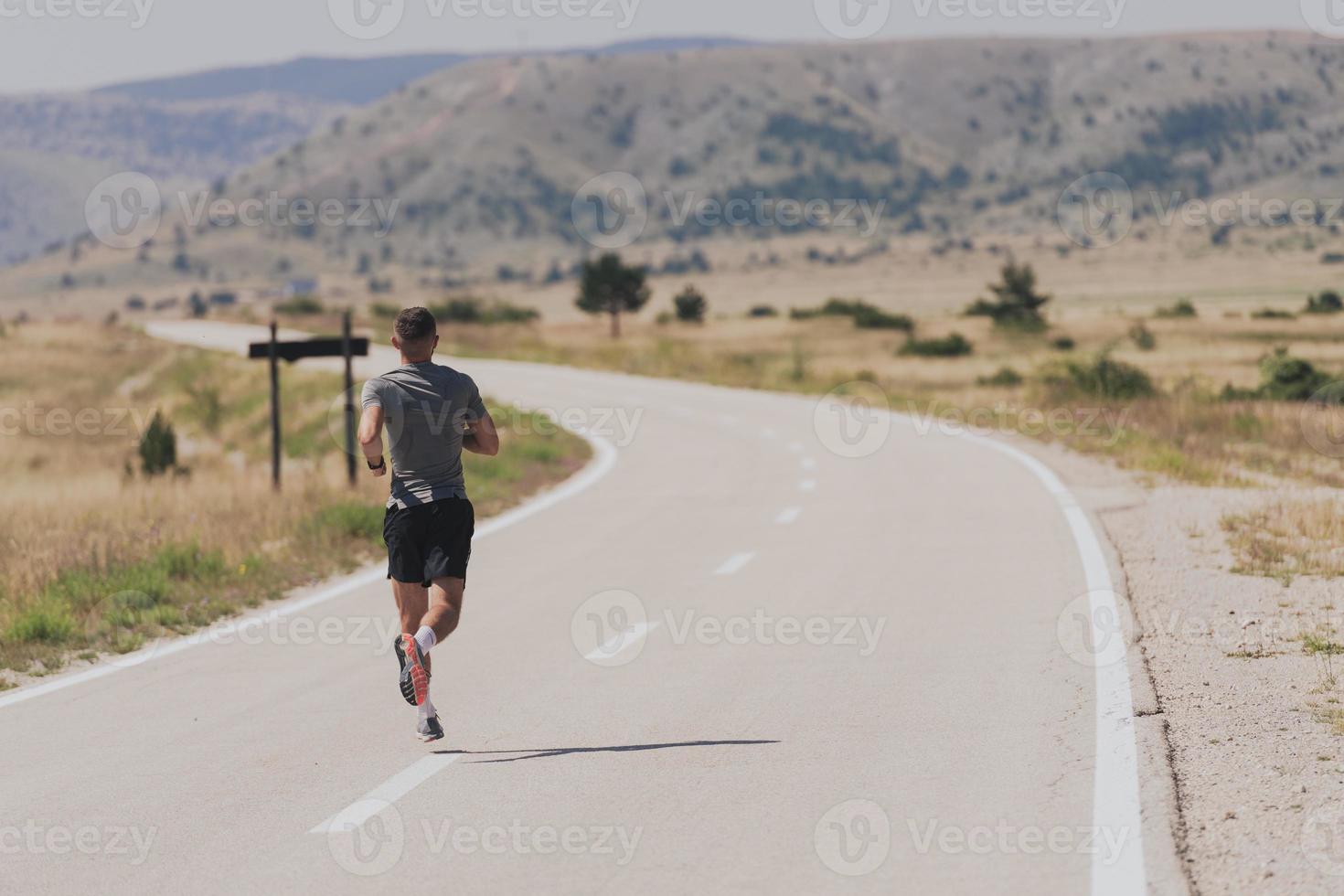 joven y mujer con máscaras protectoras corriendo y haciendo ejercicios al aire libre por la mañana. deporte, vida activa trotar durante la cuarentena. covid-19 nueva normalidad. foto de alta calidad. enfoque selectivo.