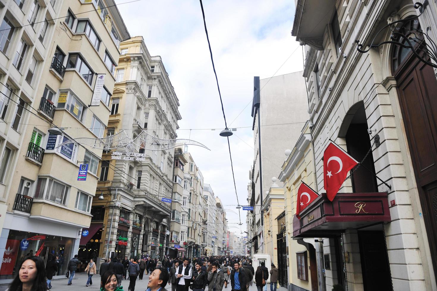 estambul, turquía, 2022 - mujer visita la antigua estambul en turquía foto