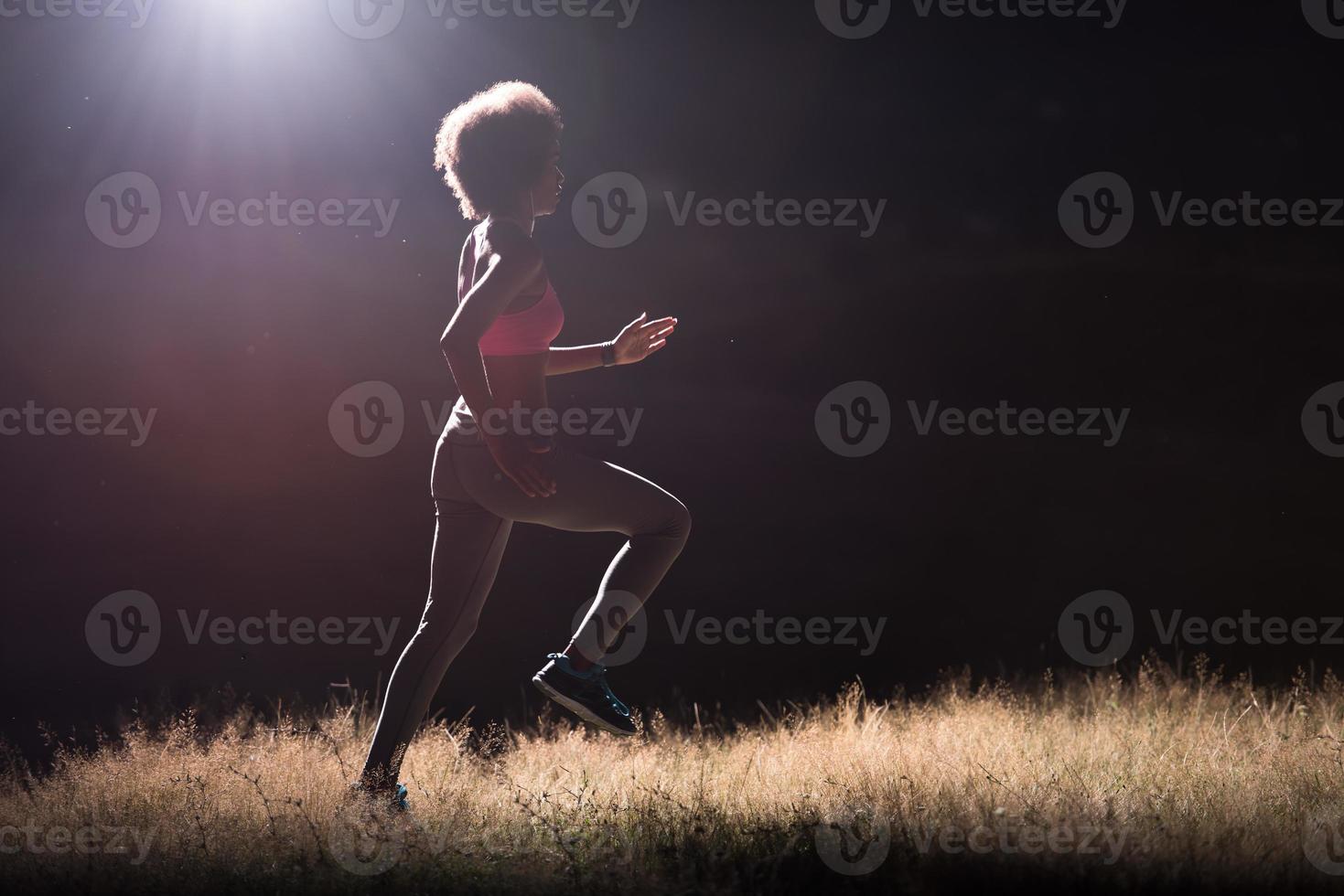 joven afroamericana trotando en la naturaleza foto