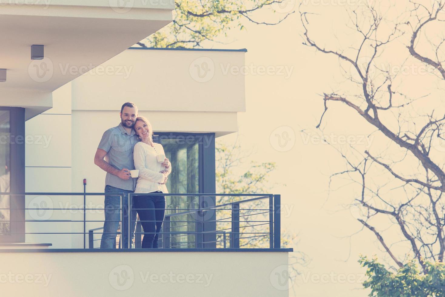 pareja disfrutando del café de la mañana en el balcón foto