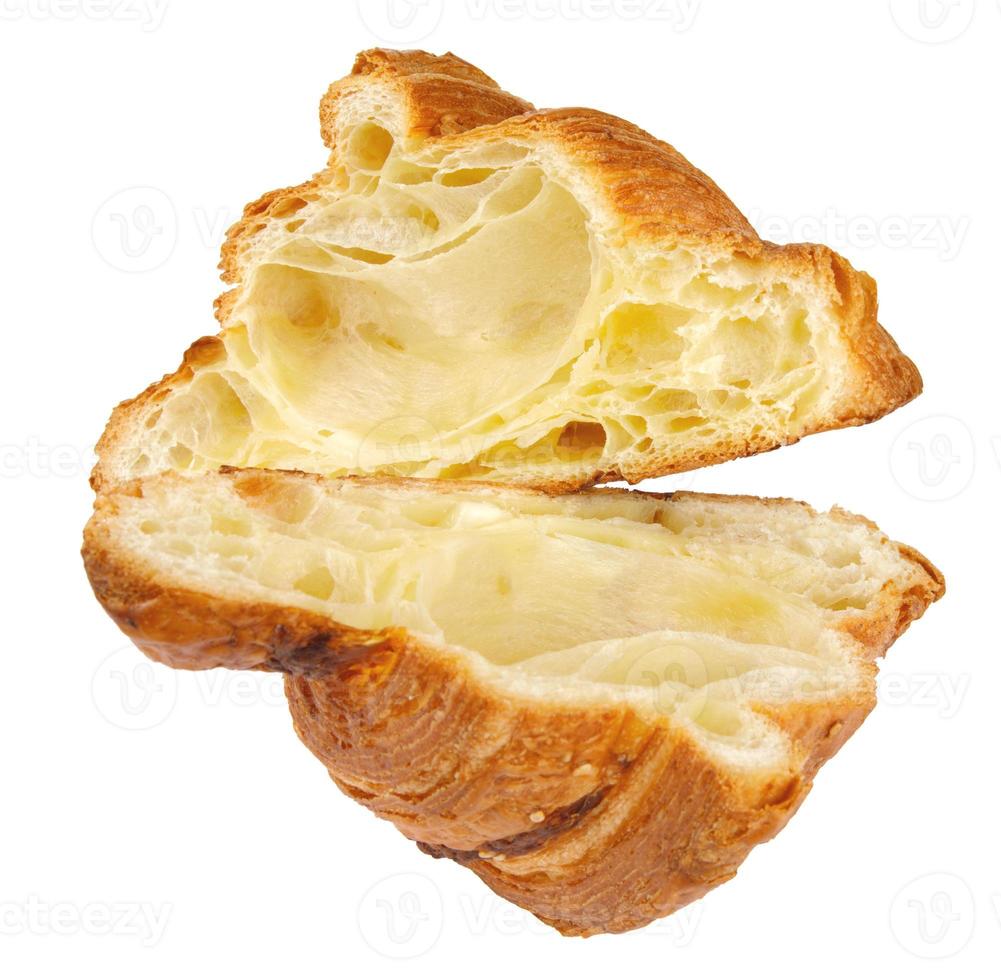 croissant en rodajas aislado sobre fondo blanco. panadería fresca. foto