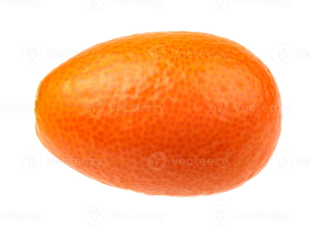 el kumquat jugoso maduro está aislado en un fondo blanco. sin sombra. foto