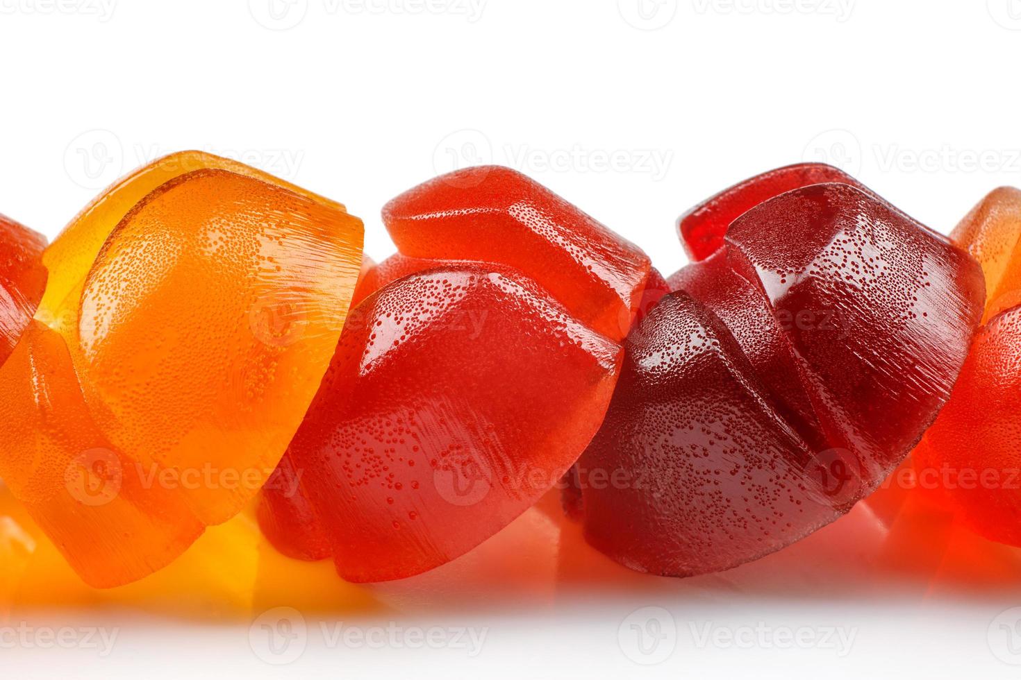 una serie de dulces de mermelada multicolores sobre un fondo blanco. foto