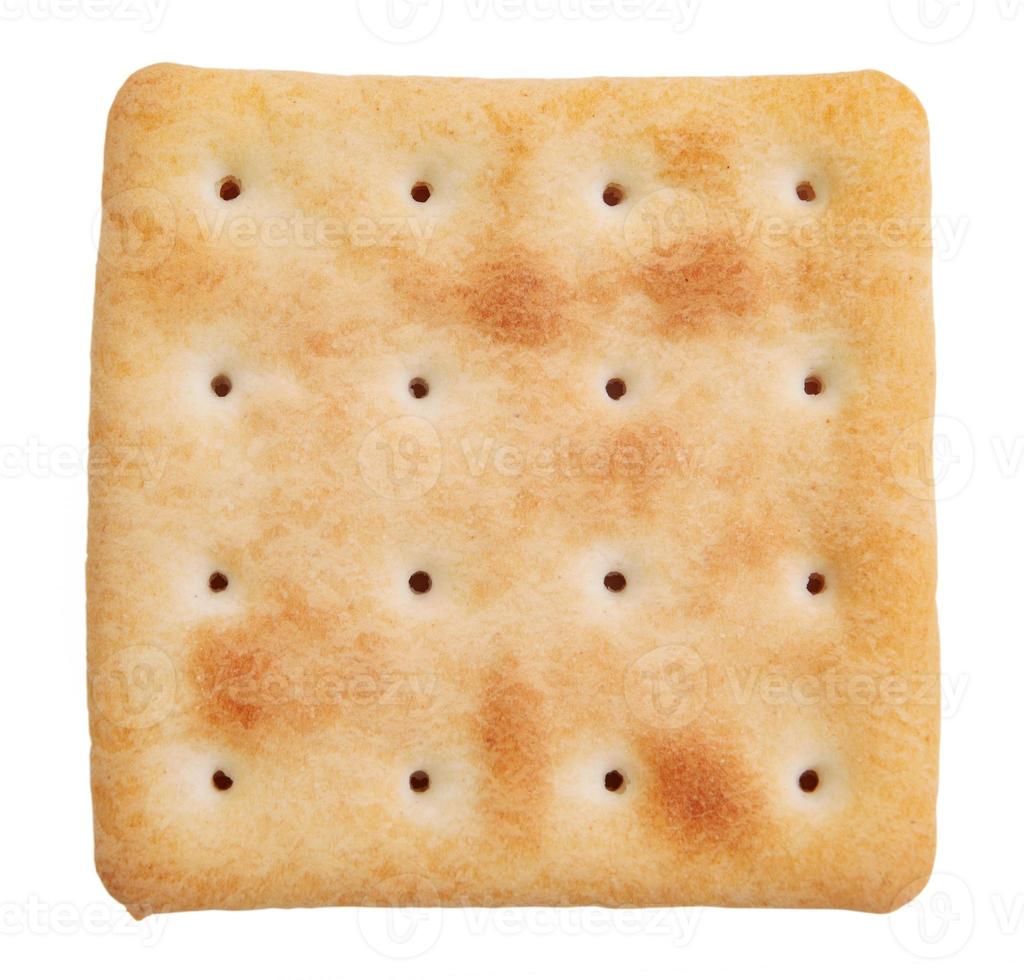 una sola galleta frita crujiente está aislada en un fondo blanco. foto