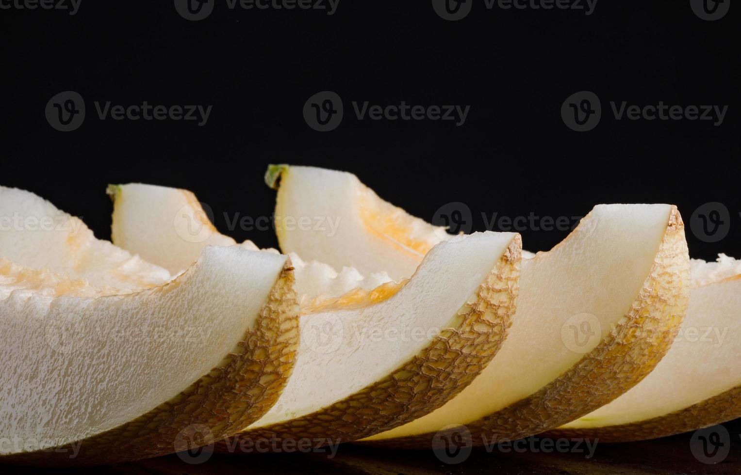 una fila de lóbulos de melón maduros y jugosos. foto