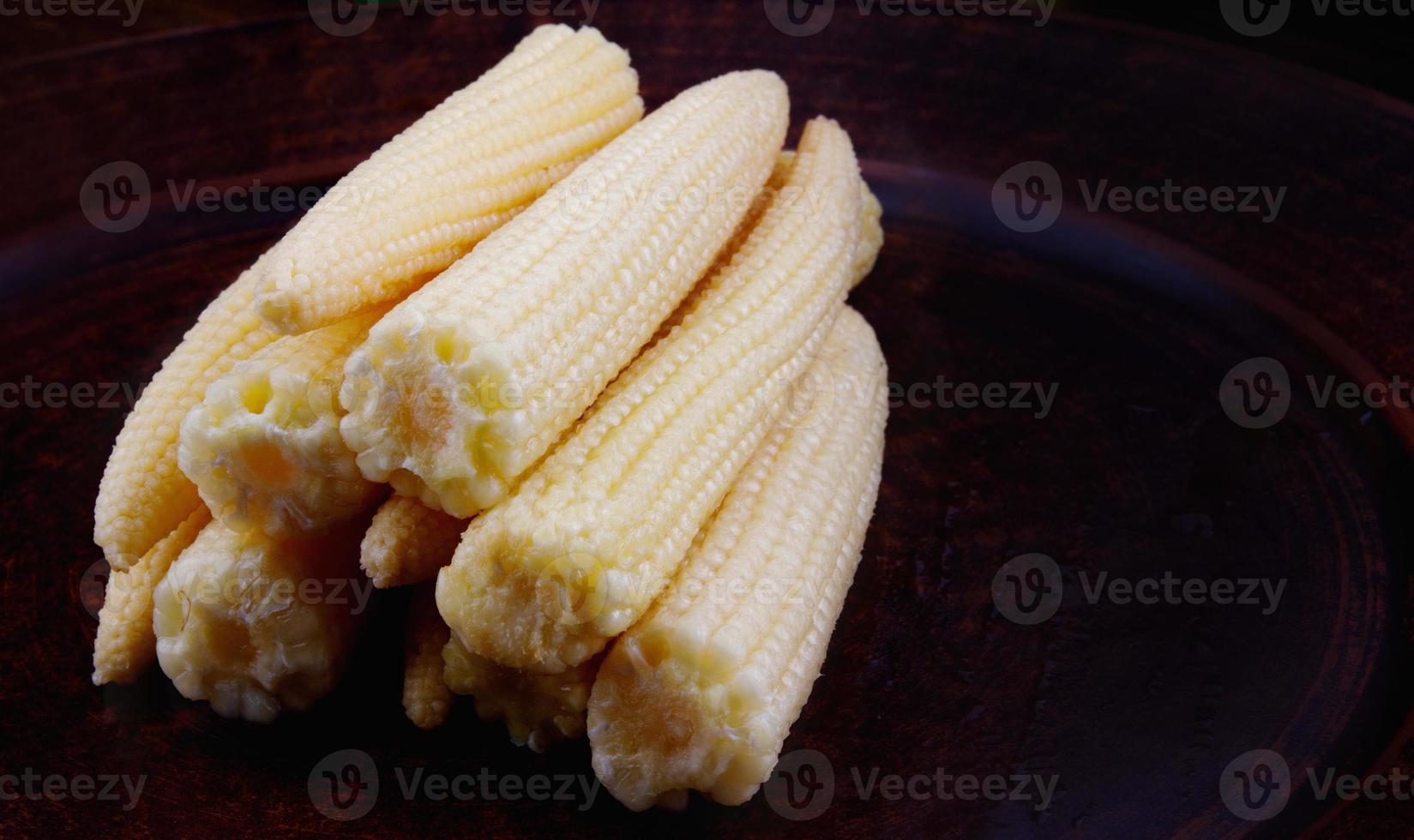 mazorcas de jugoso maíz joven. maíz en escabeche. delicioso maíz bebé. foto
