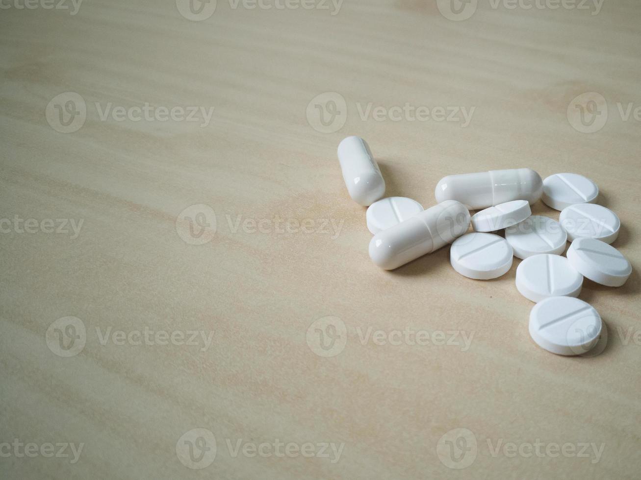 imagen de primer plano de la medicina en la mesa de madera. foto