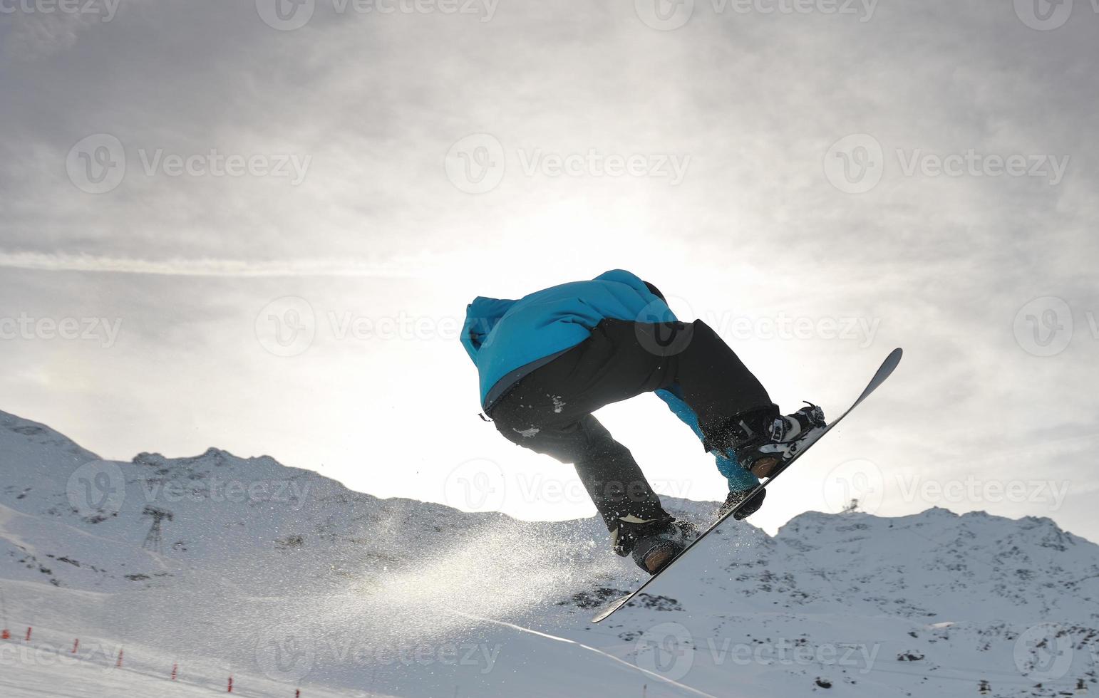 salto extremo del snowboarder foto