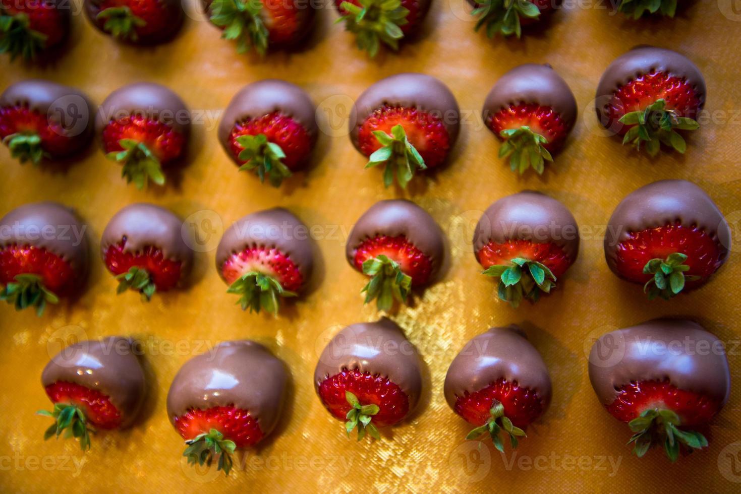 fresas cubiertas de chocolate negro foto