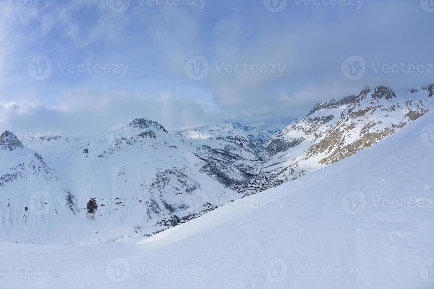 altas montañas bajo la nieve en invierno foto