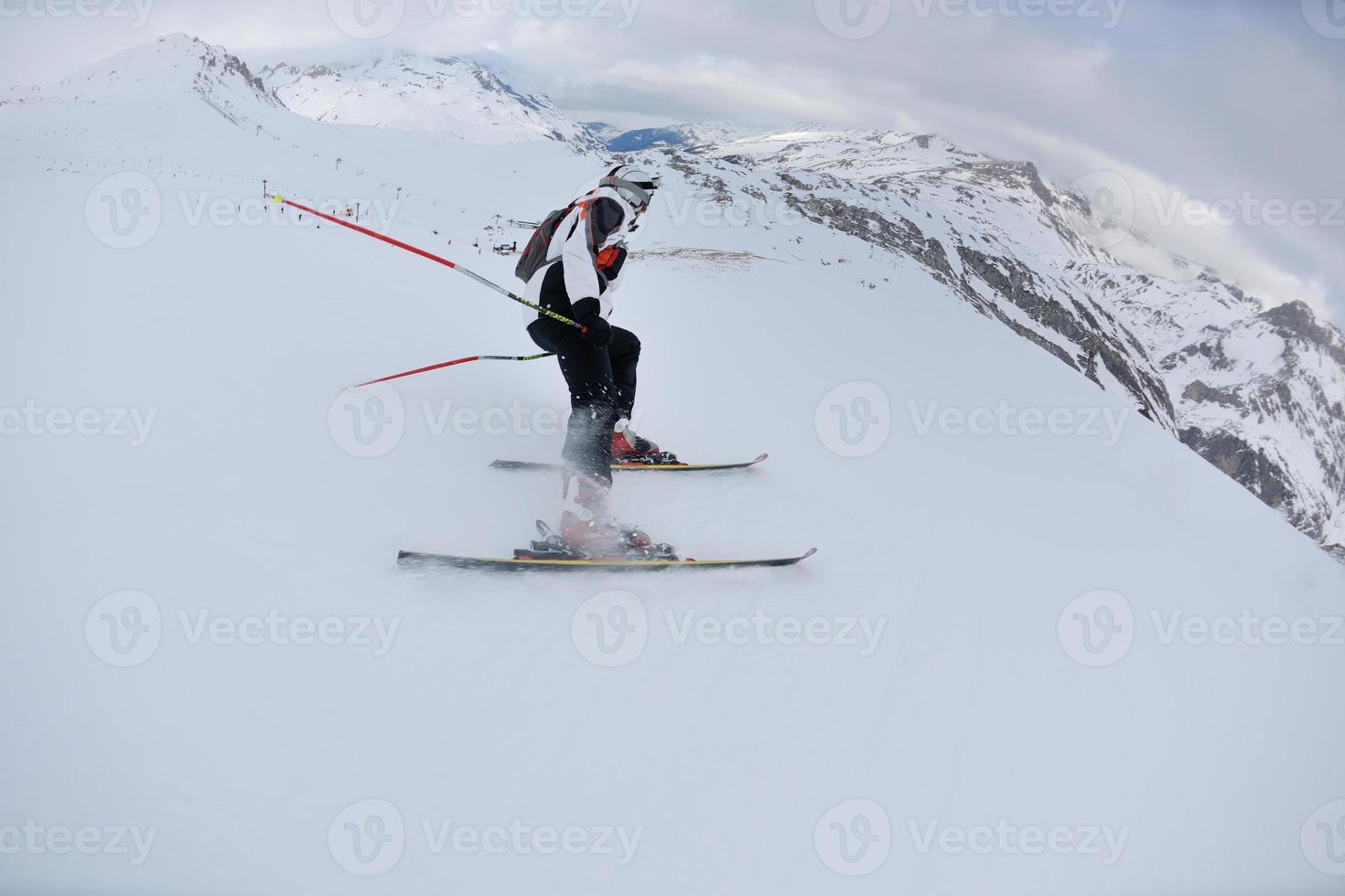 esquiar en nieve fresca en la temporada de invierno en un hermoso día soleado foto