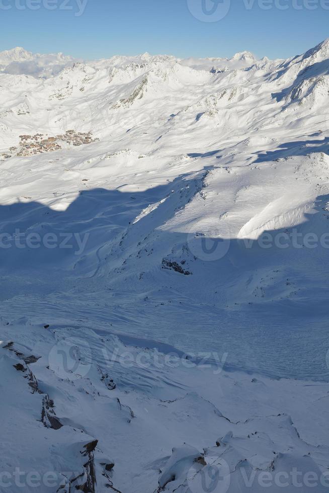 vista panorámica de las montañas de invierno foto