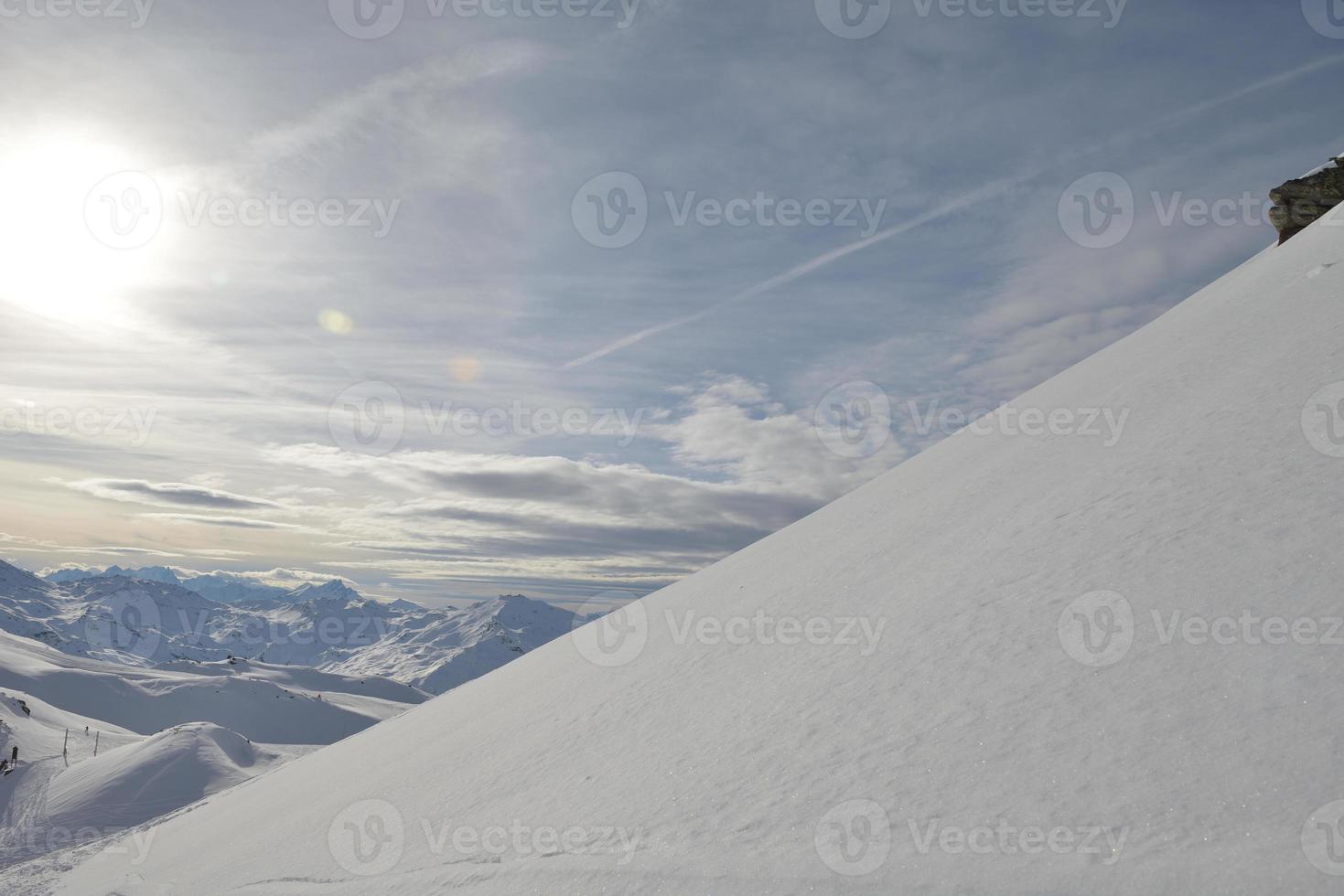 vista panorámica de las montañas de invierno foto