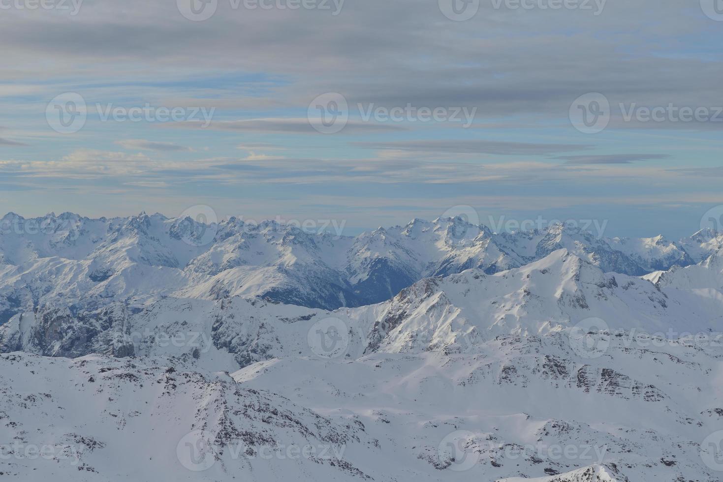 vista panorámica de las montañas de invierno foto